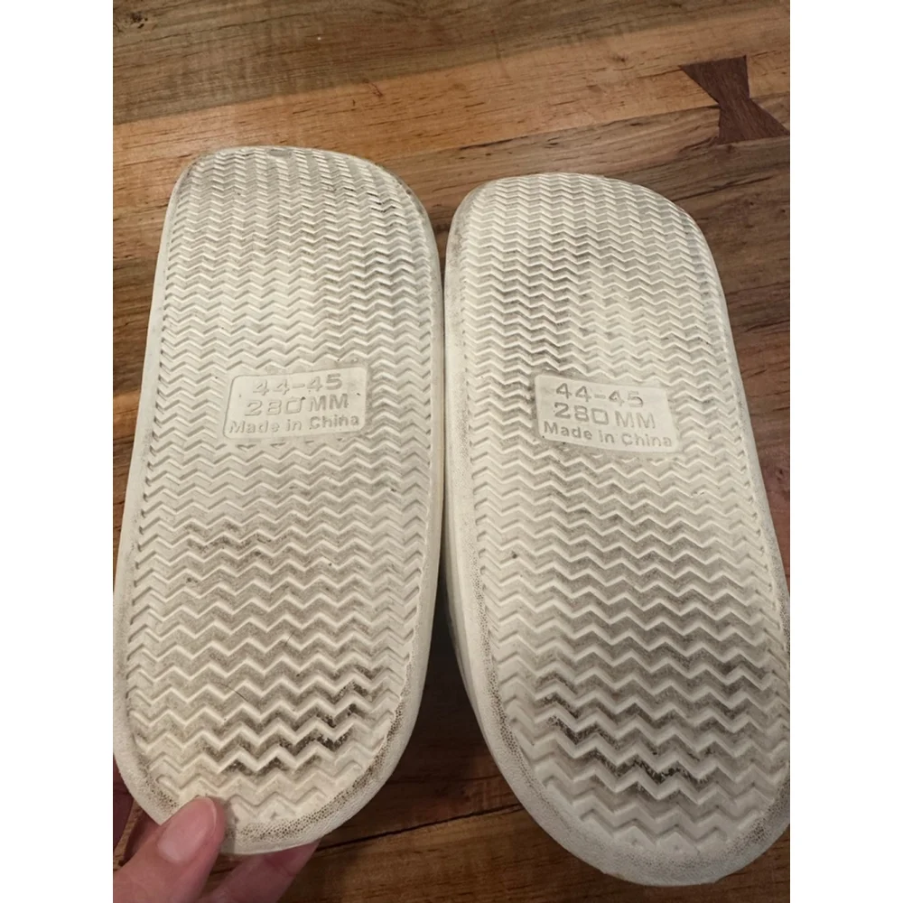 Man’s Unbranded White Slippers with Black Accents Size 10.5(44-45)